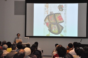 国芳展　講演会　後姿.JPG